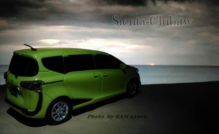 2017 第一道曙光 攝於 台東 馬冬海灘 ( 小綠綠 擺拍 )