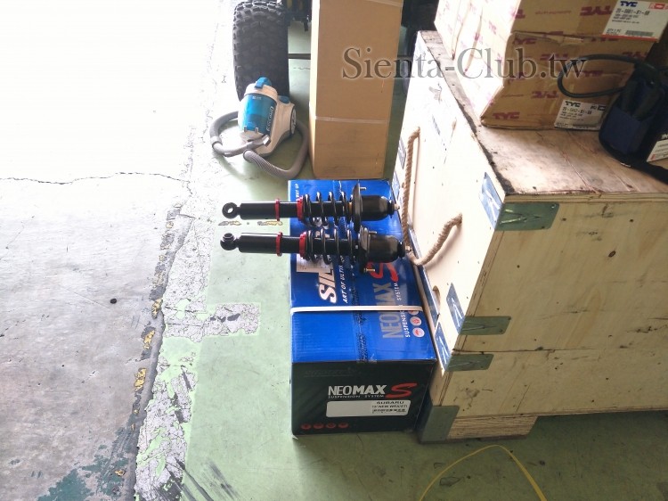 師傅調整完後避震的高度，準備裝上