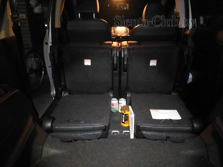 02-第三排座椅收折後中間的空間還蠻大的，接近3罐啤酒的寬度，高度也有不同 ...