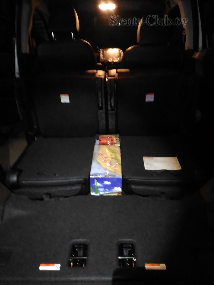 03_用兩塊不同高度的硬質保麗龍填塞該空間，橫向的縫隙，目前用大毛巾捲起來填塞 ...