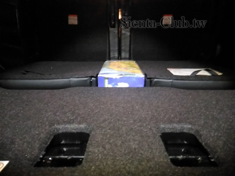 04_補平第三排座椅收折後中間的空間