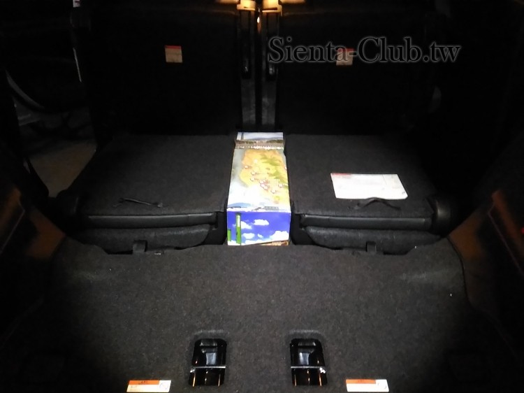 05_補平第三排座椅收折後中間的空間
