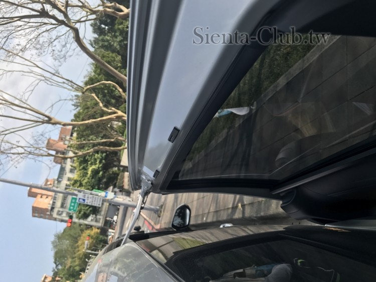 左邊車門的磁鐵