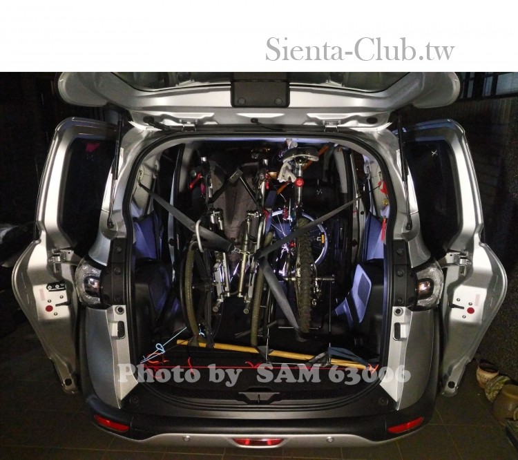 Sienta_容量_2人+單車+輪椅