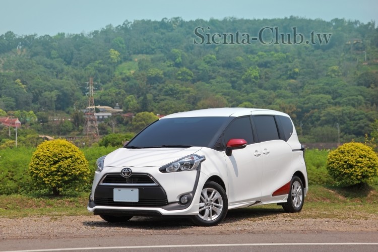 Toyota_Sienta_0046.JPG