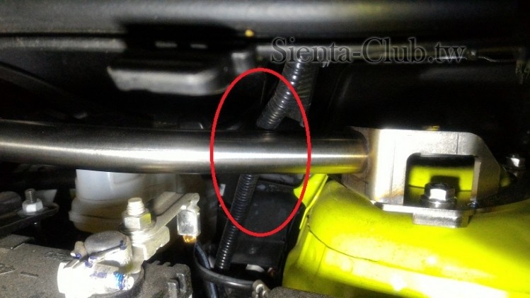 這條線和拉桿直接接觸，有溶化的疑慮，只有疑慮啦！