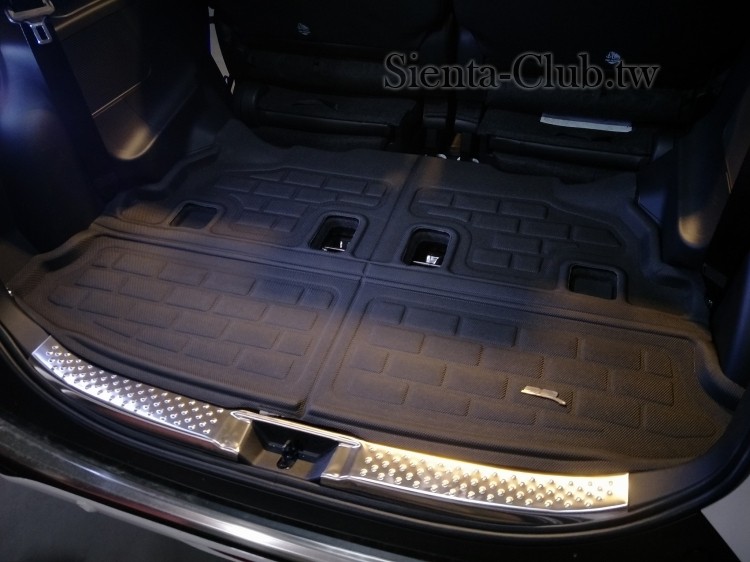 後箱墊 如ˊ果要使用第三排椅子可以不用在那邊拔墊子