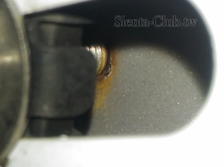 _前車牌螺絲太長_刮損保險內鐵烤漆_導致保險內鐵鏽蝕-02.jpg