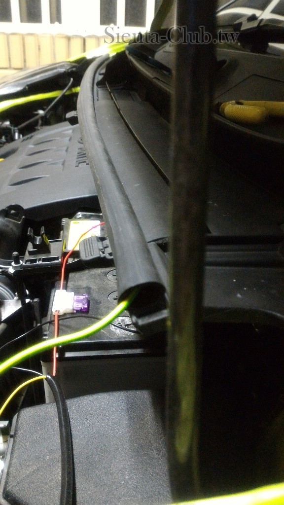 延長的電線從防水隔音條中間穿過到另一邊