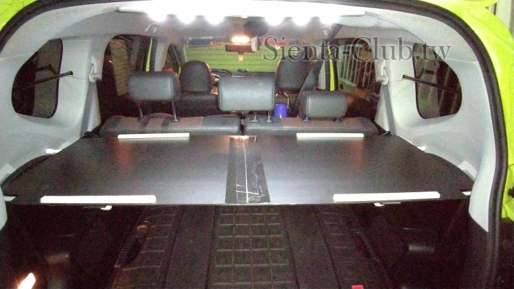 完成圖3(第二排座椅未完全躺下會有約10cm的縫，所以加裝配線槽防止滑落)