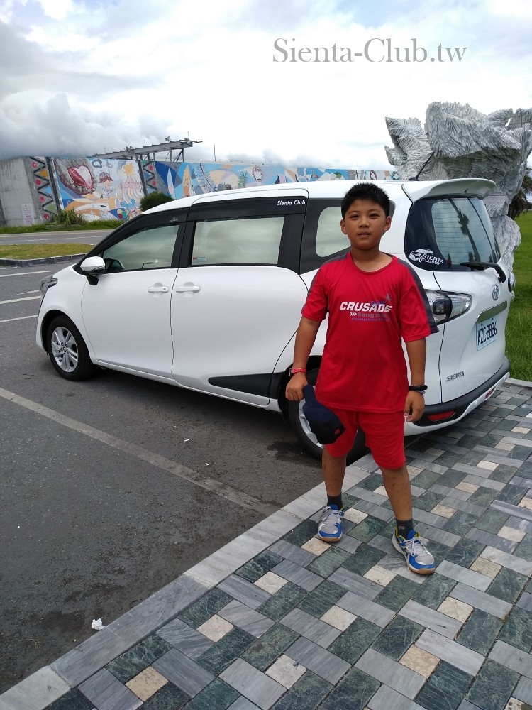 七星潭停車場，彩繪牆後就是花蓮軍用機場，看到多次戰機起降