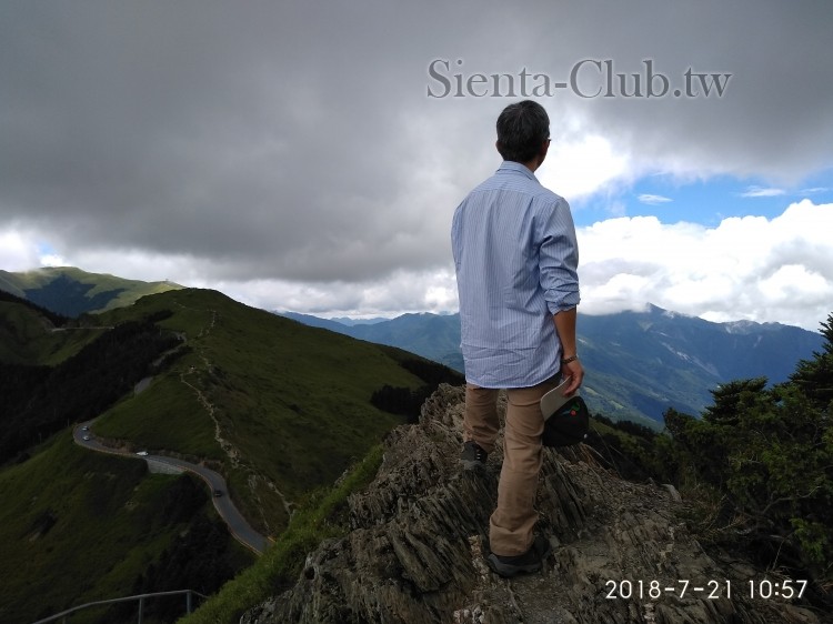 合歡尖山上，剛好有遊客幫怕照，他說這樣很有意境！他一個人上山，昨天睡在松雪樓下面的背包客旅社，一人12 ...