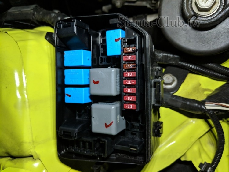 車頭右方保險絲盒