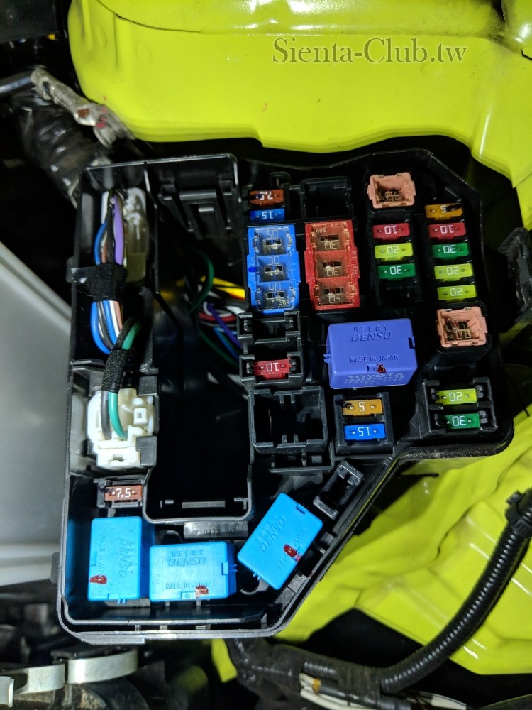 車頭左方保險絲盒