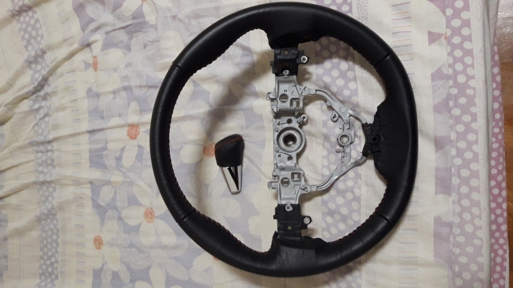 尊爵版方向盤及排檔頭