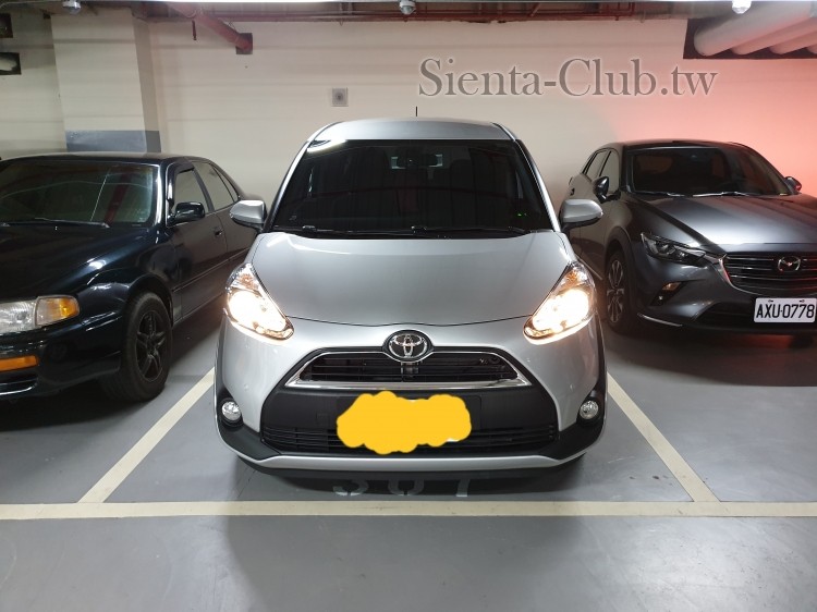 車是正中間在停車格裡