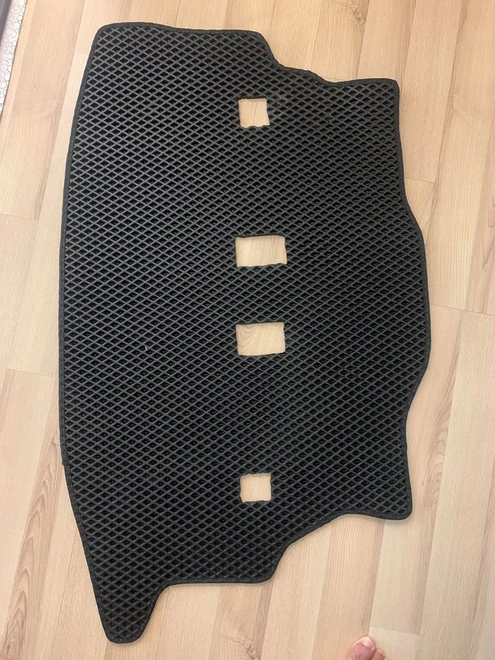 原廠二手7人腳踏墊+鑽石後箱墊（使用半年）