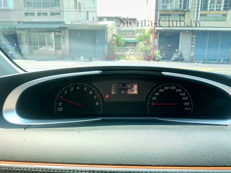 Sienta儀錶.jpg