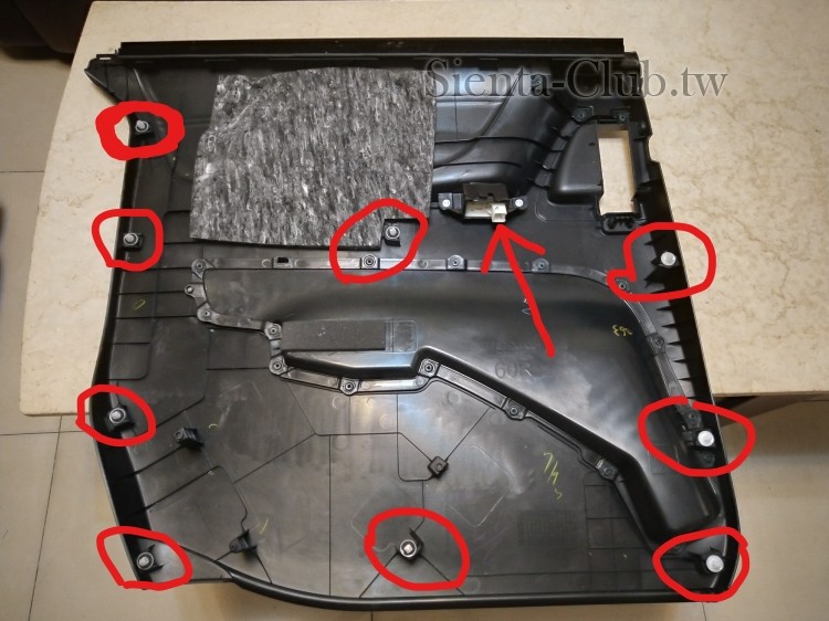 九顆卡榫與連接器(箭頭處)