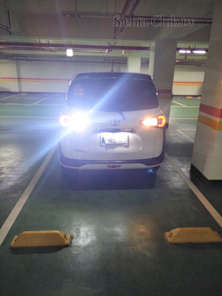 雷Right 倒車燈差異